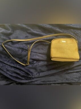 Liz Claiborne vintage WOVEN CROSS BODY BAG WITH LEATHER TRIM
7" X 7" X 2"